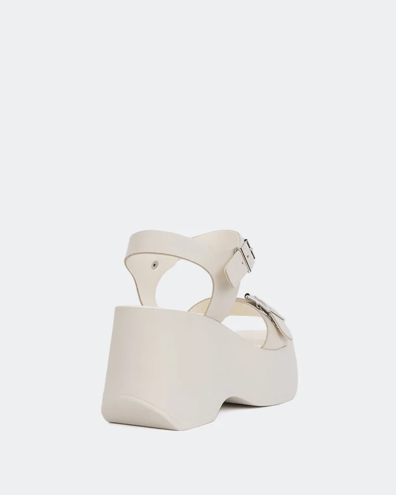 Bancs en cuir blanc cassé