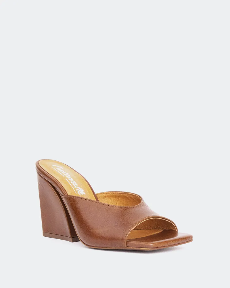Au-delà du cuir brun
