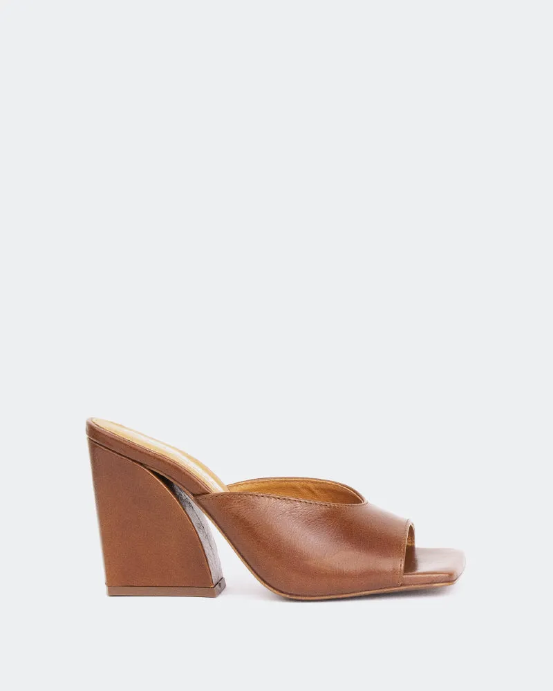 Au-delà du cuir brun