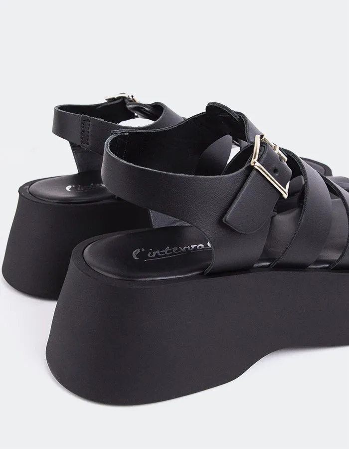 Cuir noir confiant