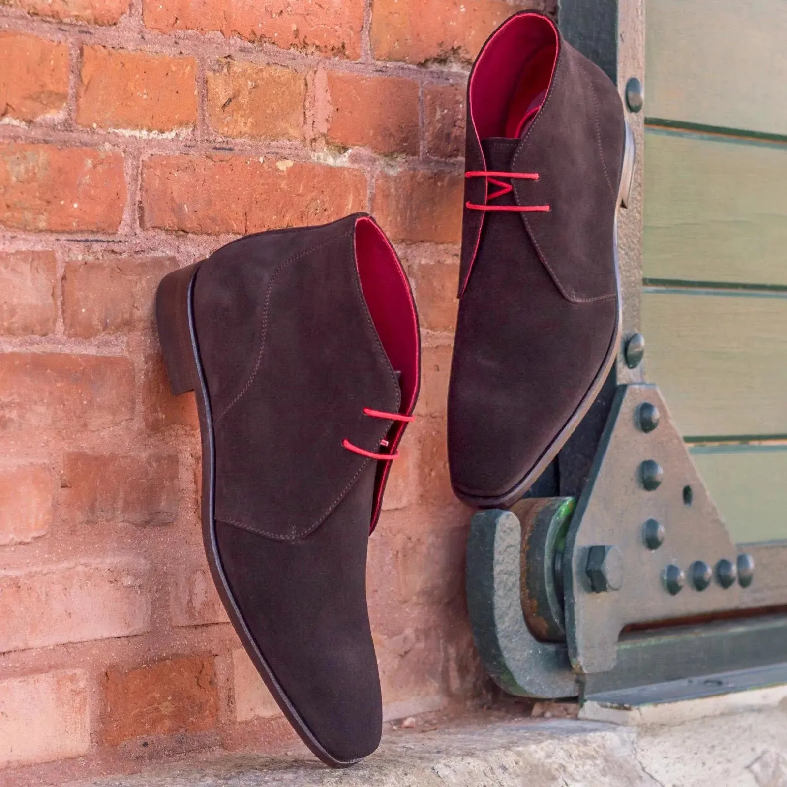 Chaussures Dapperfam DapperFam Vivace en daim luxe marron foncé pour hommes, modèle Chukka