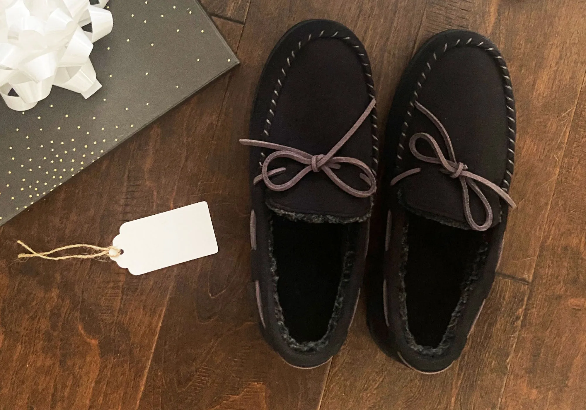 Dearfoams Chaussons Mocassins Homme Toby en Microsuede avec Surpiqûres et Lacets Dearfoams