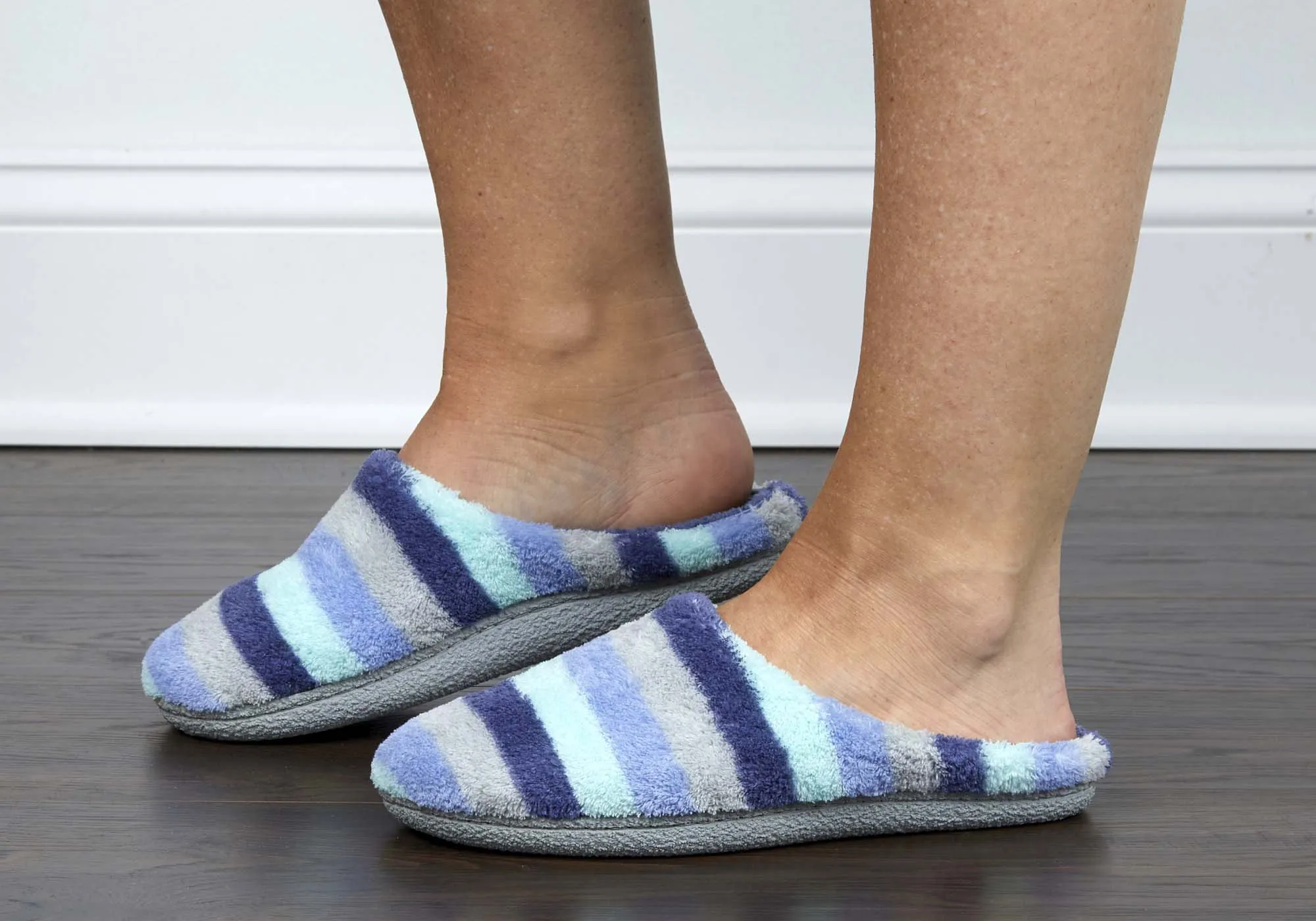 Dearfoams Chaussons d'intérieur larges pour femmes Leslie en tissu éponge matelassé