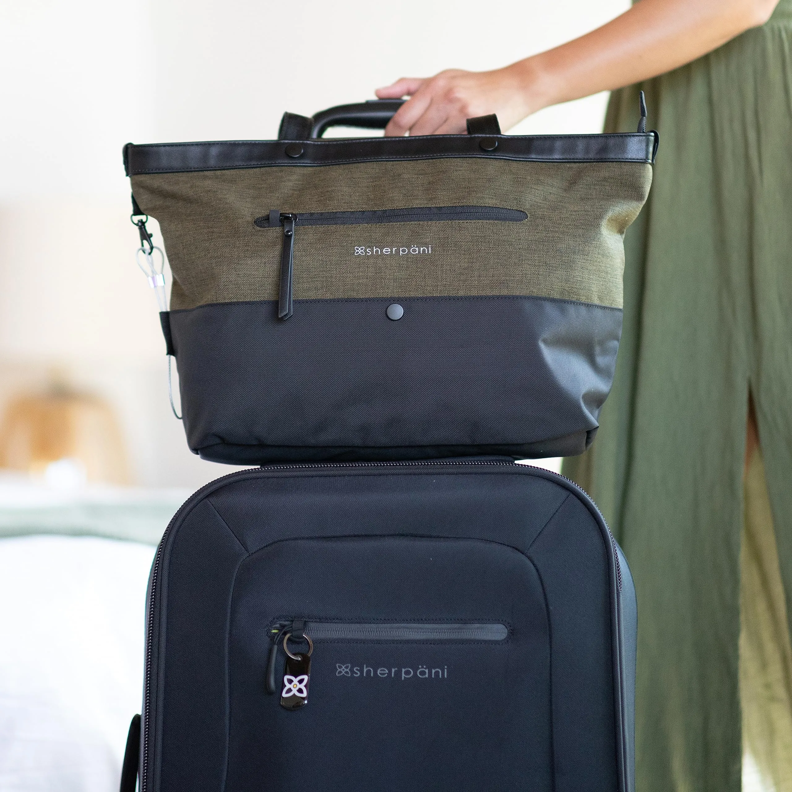 Sherpani Cali, Sac Fourre-Tout Anti-Vol, Sac de Voyage, Sac à Main, Sac pour Enseignante, Sac Fourre-Tout pour Femmes, Compatible avec Ordinateur Portable 15 Pouces (Sans Housse) Bags Sherpani