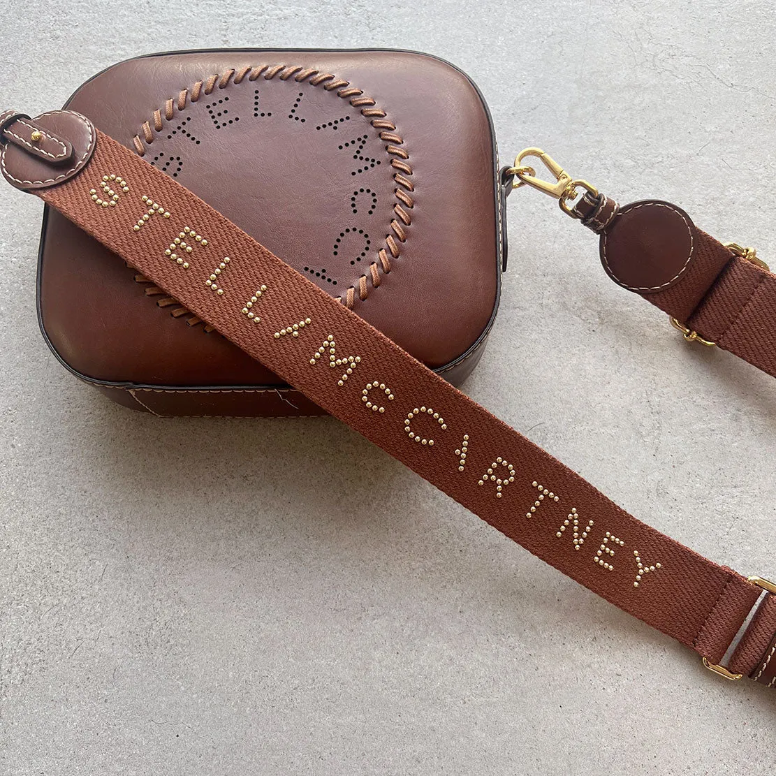 Sac appareil photo Stella Logo avec lanière fouet/stud, cognac Sacs_Stella Mccartney_Sacs