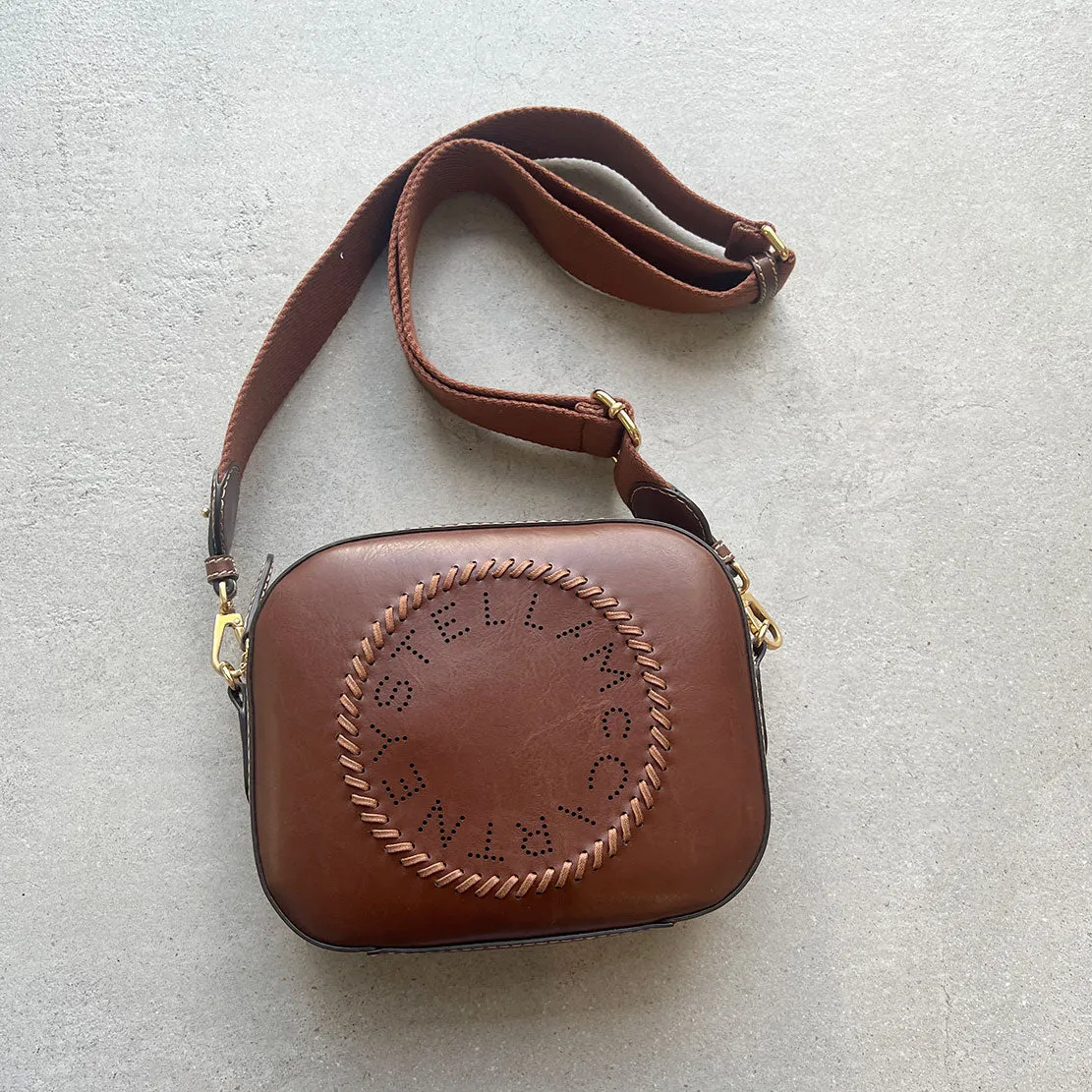 Sac appareil photo Stella Logo avec lanière fouet/stud, cognac Sacs_Stella Mccartney_Sacs