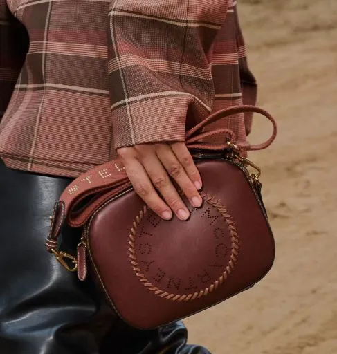 Sac appareil photo Stella Logo avec lanière fouet/stud, cognac Sacs_Stella Mccartney_Sacs