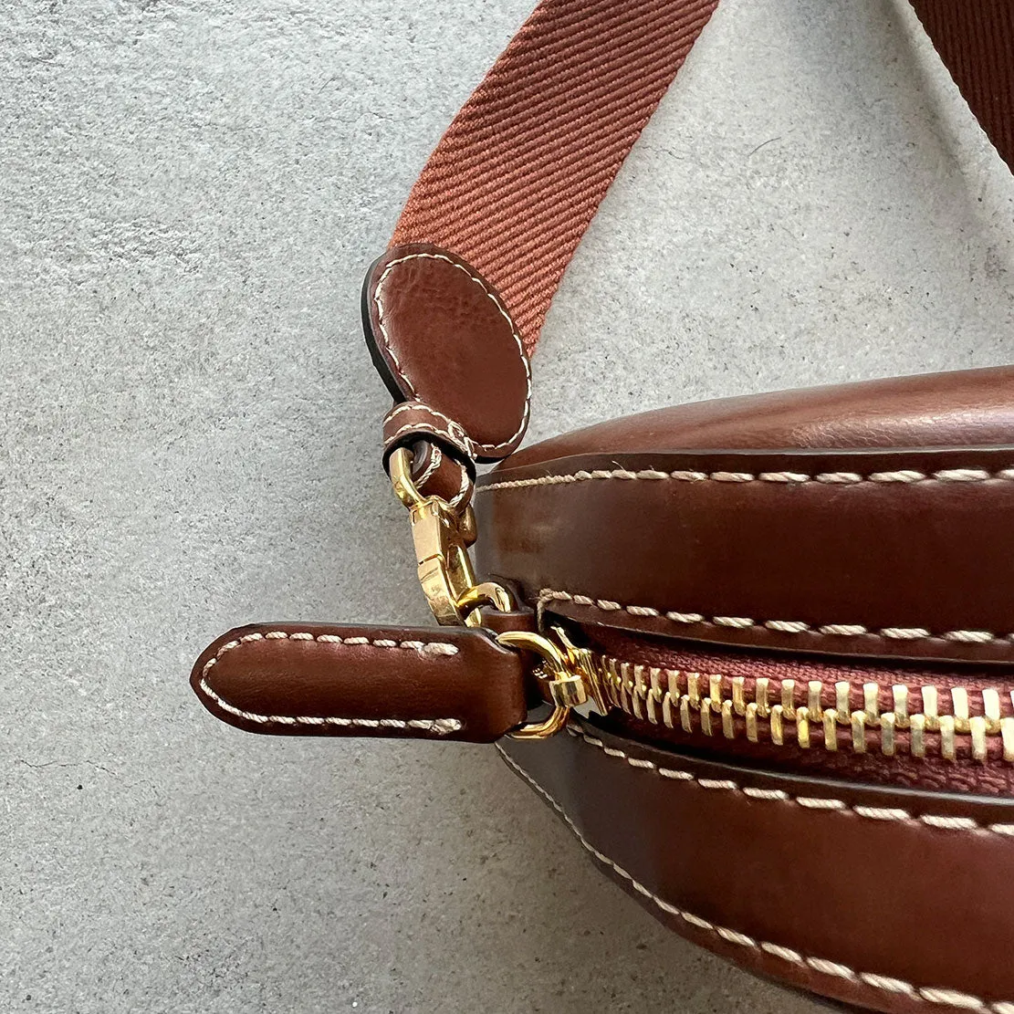 Sac appareil photo Stella Logo avec lanière fouet/stud, cognac Sacs_Stella Mccartney_Sacs
