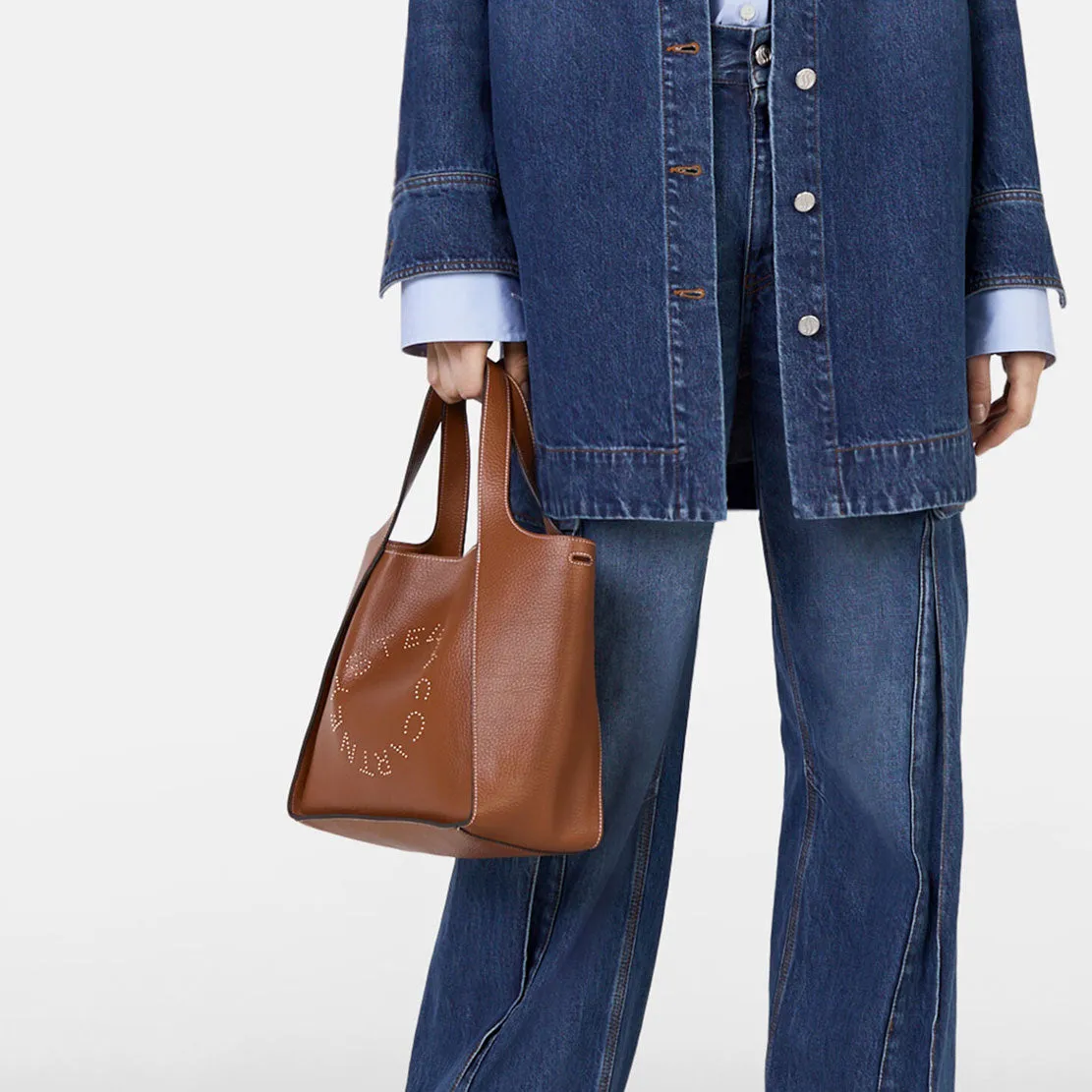 Sac à bandoulière Stella Logo avec motifs grainés et clous, couleur Pécan - Stella McCartney - Sacs