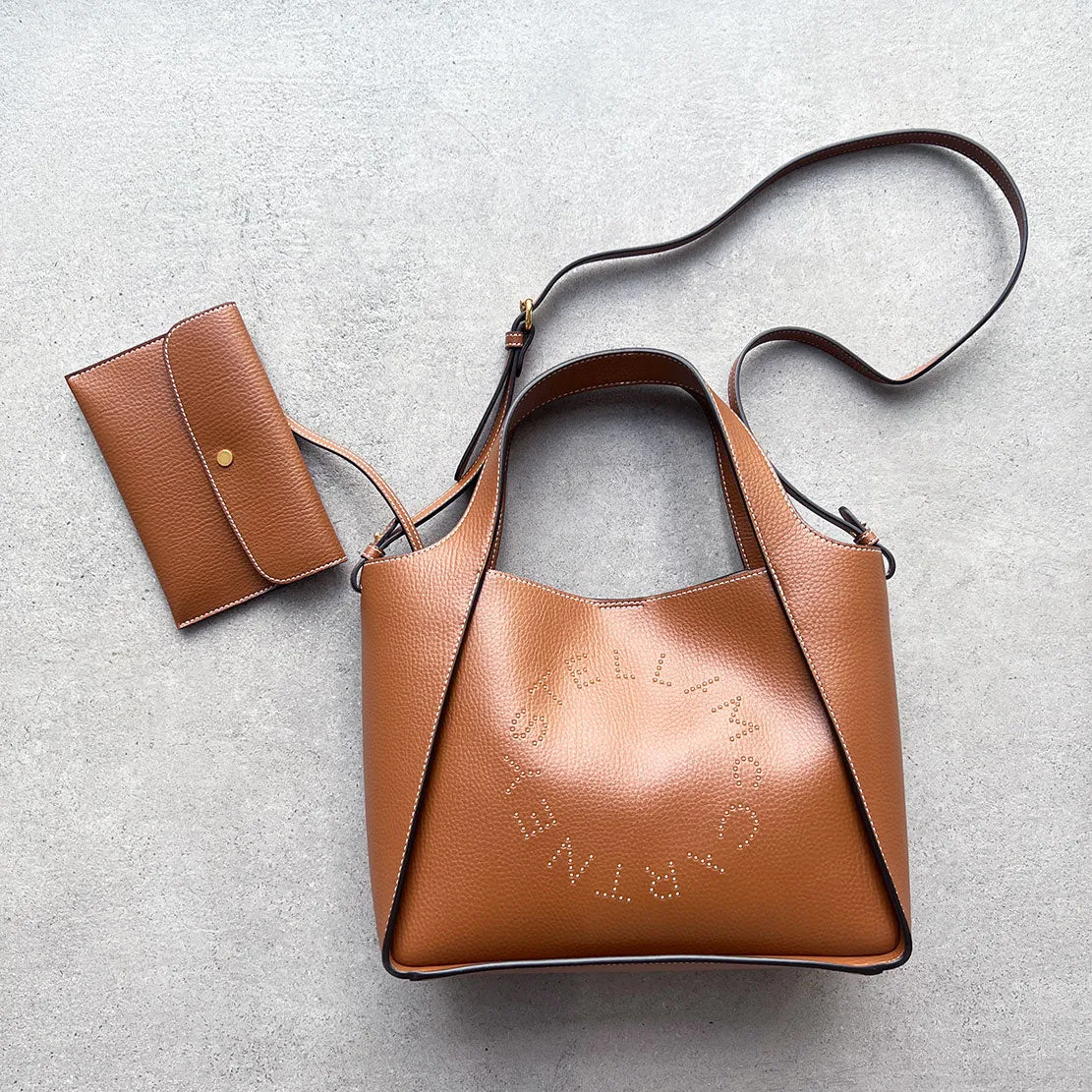 Sac à bandoulière Stella Logo avec motifs grainés et clous, couleur Pécan - Stella McCartney - Sacs