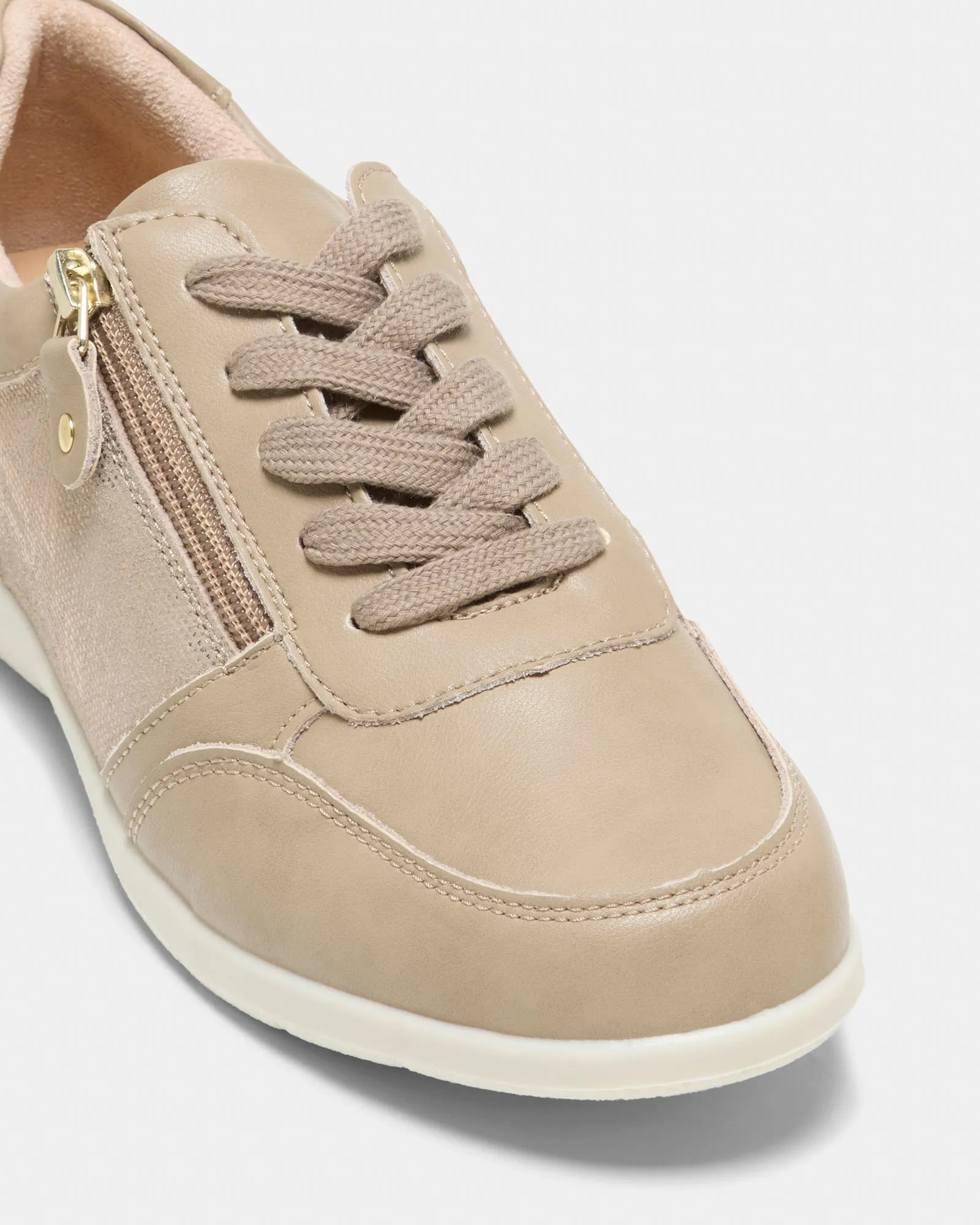 Taupe Voyage