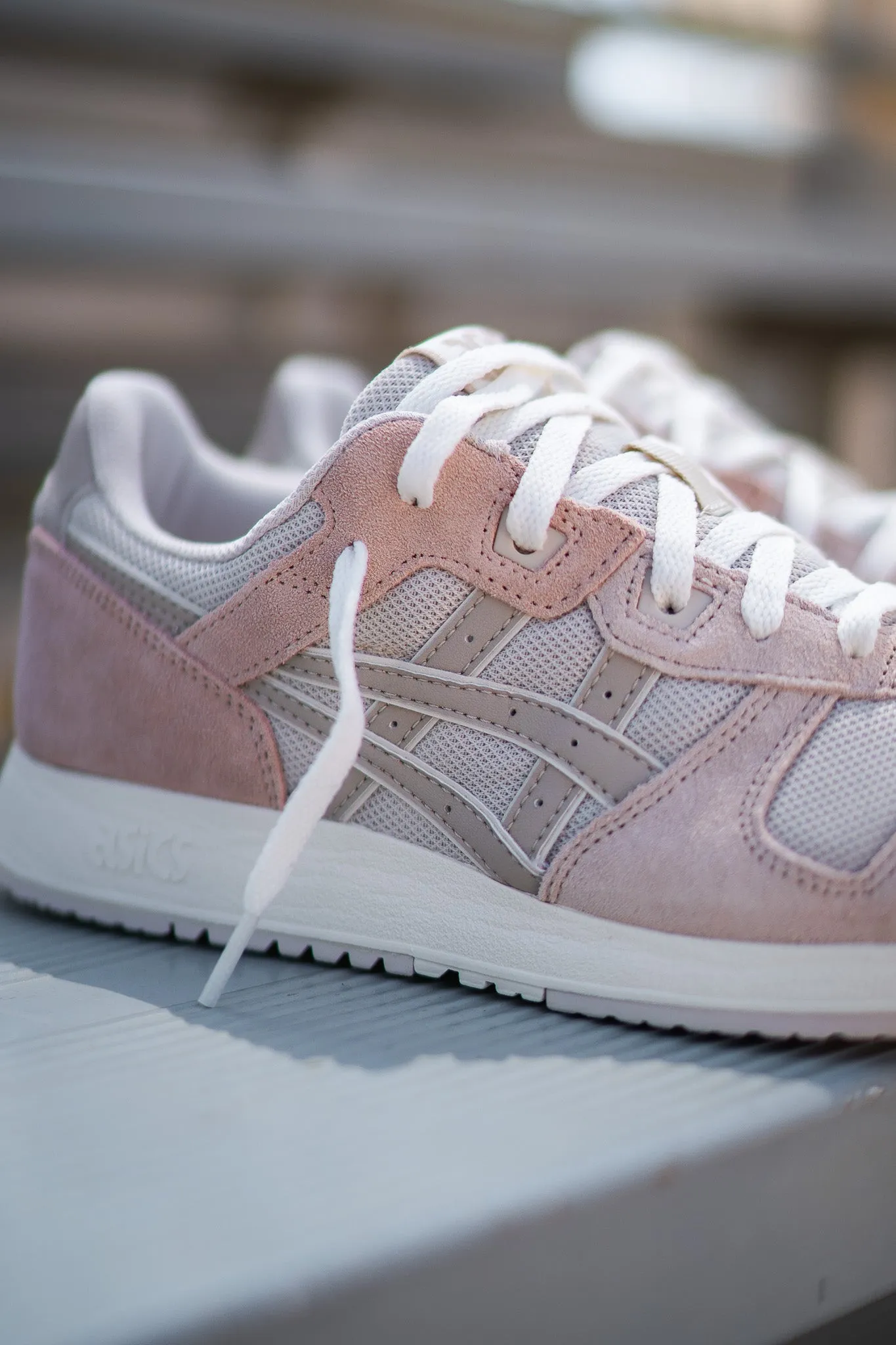 Asics Lyte Classic pour Femme (Flocons d'avoine/Taupe Naturel)