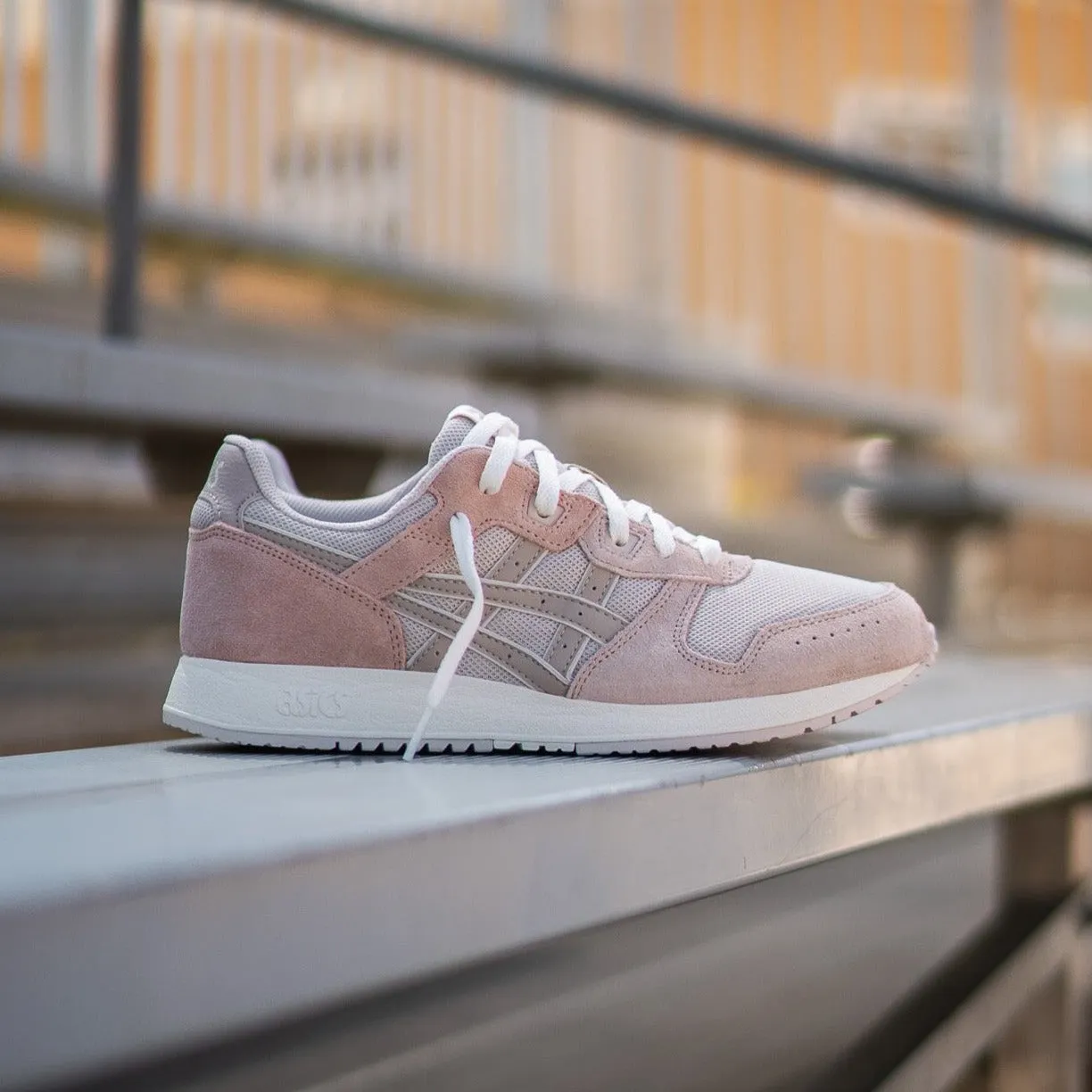 Asics Lyte Classic pour Femme (Flocons d'avoine/Taupe Naturel)