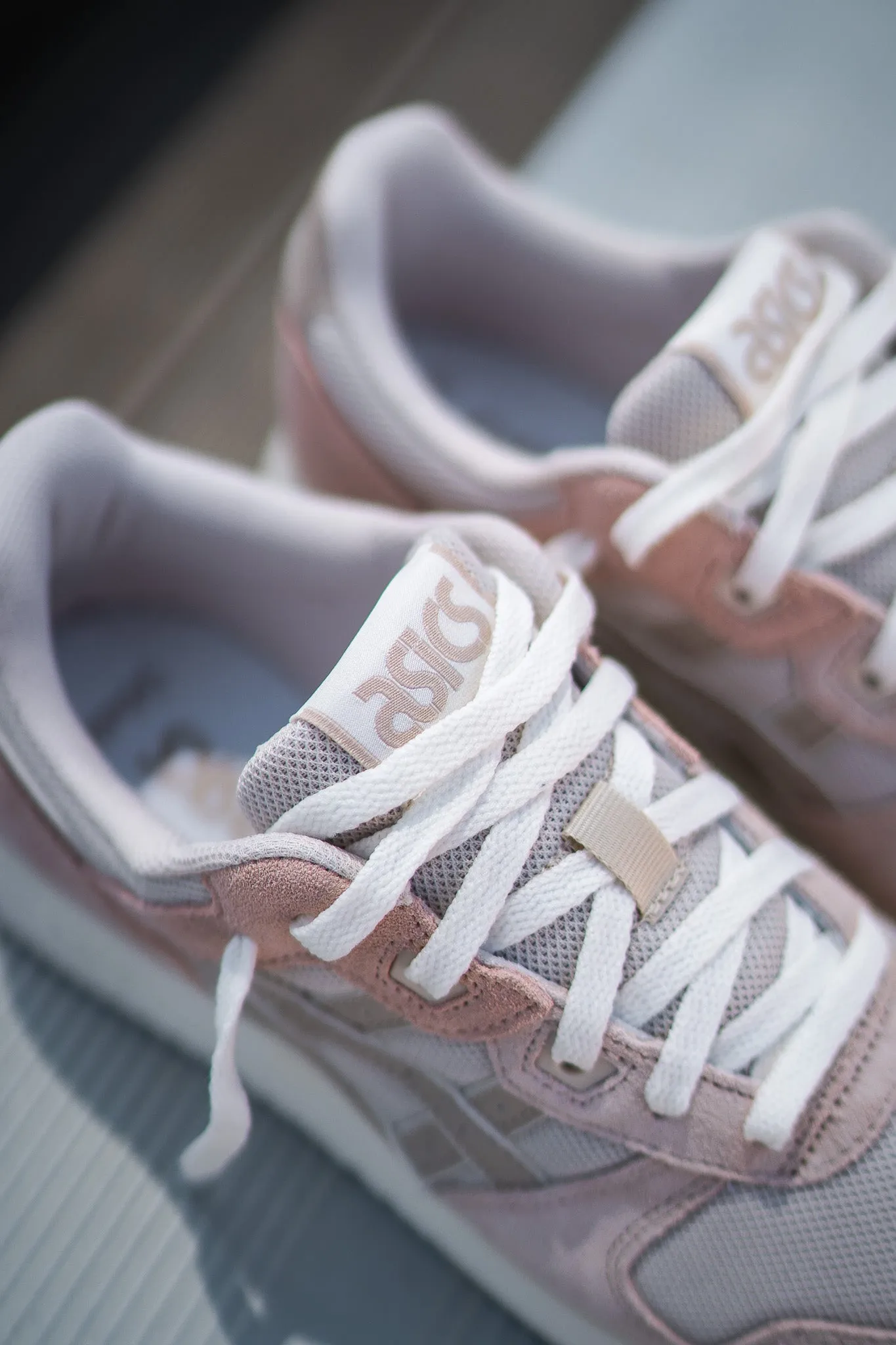 Asics Lyte Classic pour Femme (Flocons d'avoine/Taupe Naturel)