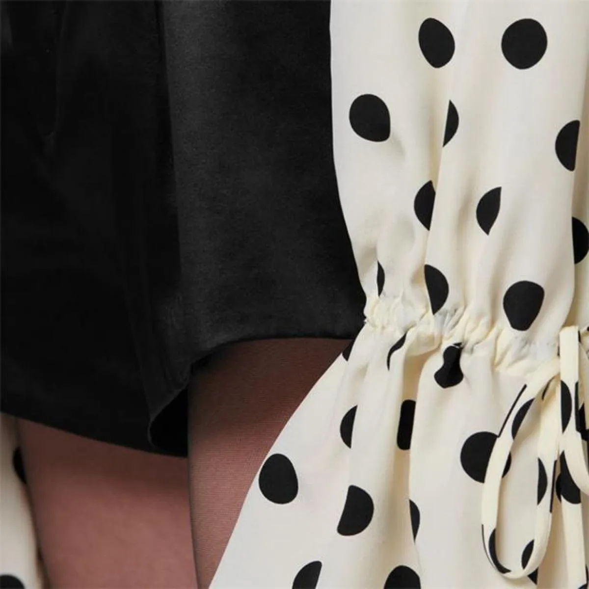 Ysl Sacs Blouse en soie à col volanté et imprimée à pois